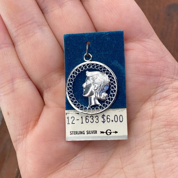 Vintage 925 Sterling Silver Girl Profile Face Round Pendant Bracelet Charm - Picture 1 of 3
